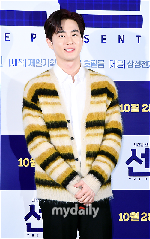 Actor Suho (EXO Suho) poses at a special screening and meeting of the movie Gift (director Huh Jin-ho, production first plan) held at the entrance of Lotte Cinema Counter in Jayang-dong, Seoul on the morning of the 28th.The movie Gift is a delightful and youthful comedy about the story of a suspicious man from the past appearing in front of the young people who gathered to realize a sparkling idea.Actor Shin Ha-gyun, EXO leader Suho, Kim Seul-gi and Yoo Soo-bin will appear on October 28th on various platforms including online, IPTV and digital cable broadcasts.