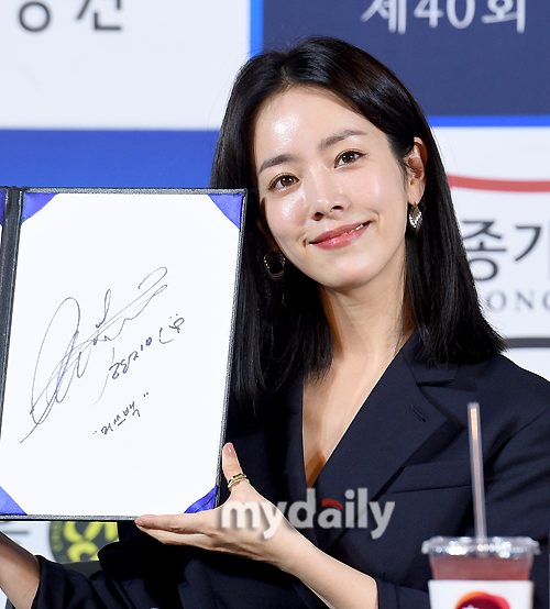 Han Ji-min poses after signing at the 40th Blue Dragon Film Festival Hand printing event held at CGV in Yeouido, Seoul on the afternoon of the 28th.The 40th Blue Dragon Film Awards will be held on November 21st in Paradise City, Yeongjong-do, Incheon.