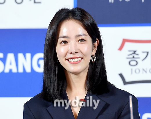 Han Ji-min is greeting at the 40th Blue Dragon Film Festival Handprinting event held at CGV in Yeouido, Seoul on the afternoon of the 28th.The 40th Blue Dragon Film Awards will be held on November 21st in Paradise City, Yeongjong-do, Incheon.
