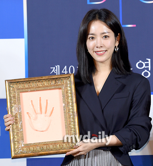 Han Ji-min is greeting with Hand printing at the 40th Blue Dragon Film Festival Hand printing event held at CGV in Yeouido, Seoul on the afternoon of the 28th.The 40th Blue Dragon Film Awards will be held on November 21st in Paradise City, Yeongjong-do, Incheon.