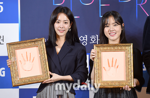 Han Ji-min and Kim Hyang Gi greet Hand printing at the 40th Blue Dragon Film Festival Hand printing event held at CGV in Yeouido, Seoul on the afternoon of the 28th.The 40th Blue Dragon Film Awards will be held at Paradise City, Yeongjong-do, Incheon, on November 21.