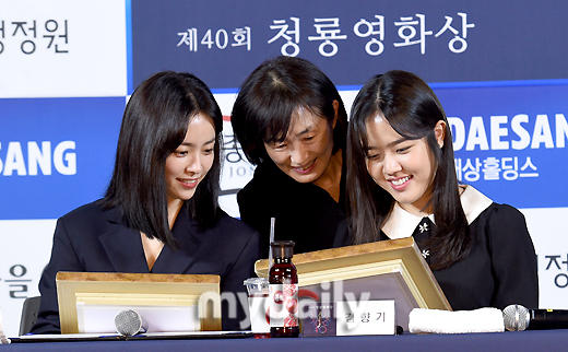 Han Ji-min and Kim Hyang Gi are talking at the 40th Blue Dragon Film Festival Hand printing event held at CGV in Yeouido, Seoul on the afternoon of the 28th.The 40th Blue Dragon Film Awards will be held on November 21st in Paradise City, Yeongjong-do, Incheon.