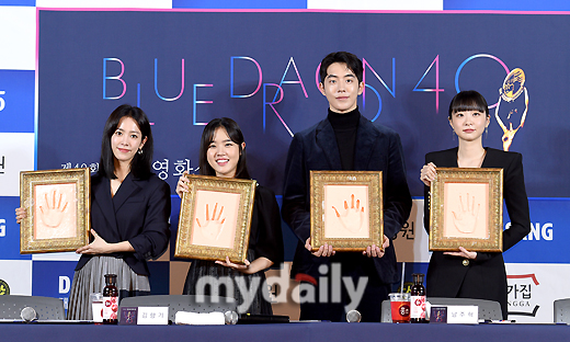 Actor Han Ji-min, who attended the 40th Blue Dragon Film Award handprinting event held at CGV Yeouido in Seoul Youngdeungpo District on the afternoon of the 28th, recalled the joy of winning the Best Actress Award last year.On the other hand, Han Ji-min, Kim Hyang-ki, Nam Ju-hyuk and Kim Dae-mi attended the hand print event, and the 40th Blue Dragon Film Awards will be held on November 21st in Paradise City, Yeongjong-do, Incheon.