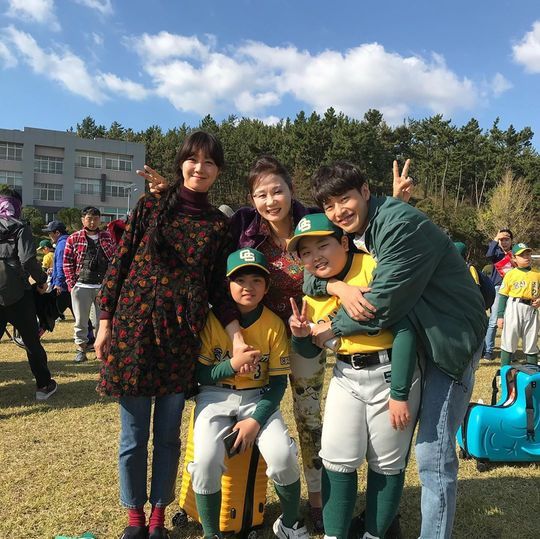 Gong Hyo-jin has unveiled a scene of a cheerful drama shooting.Actor Gong Hyo-jin posted an article and a photo on his instagram on October 27th, When I was in Camellia, my mom was better than me?The photos were taken together by Gong Hyo-jin, Kang Ha-neul, and Child Actor Kim Kang-hoon.There are Gong Hyo-jin and Kim Kang-hoon, who are breathing with their mother and son, from the conversation, Kim Gang-hoon looking at two people between Gong Hyo-jin and Kang Ha-neul, and the affectionate pose of three people.emigration site