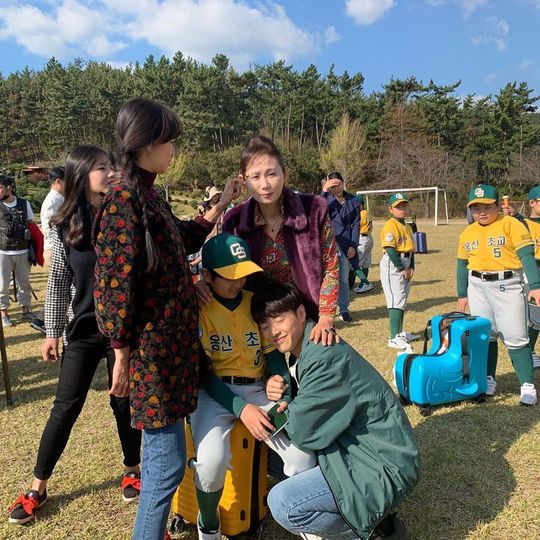 Gong Hyo-jin has unveiled a scene of a cheerful drama shooting.Actor Gong Hyo-jin posted an article and a photo on his instagram on October 27th, When I was in Camellia, my mom was better than me?The photos were taken together by Gong Hyo-jin, Kang Ha-neul, and Child Actor Kim Kang-hoon.There are Gong Hyo-jin and Kim Kang-hoon, who are breathing with their mother and son, from the conversation, Kim Gang-hoon looking at two people between Gong Hyo-jin and Kang Ha-neul, and the affectionate pose of three people.emigration site