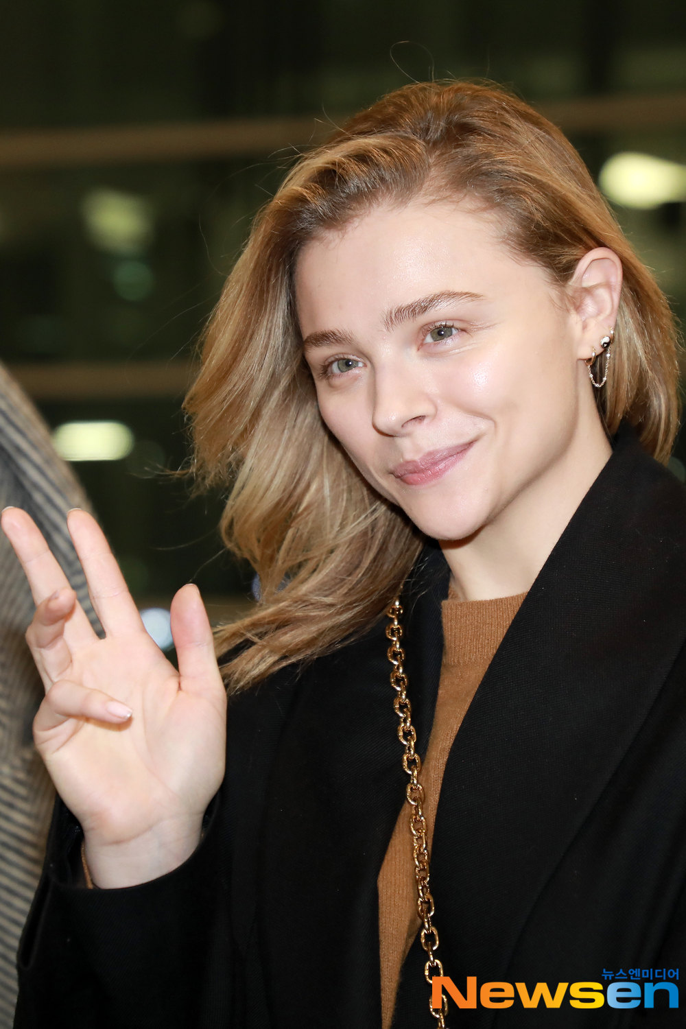 Actor Chloe Moretz arrived at the Incheon International Airport in Unseo-dong, Jung-gu, Incheon on the afternoon of October 28 to attend the domestic schedule.Actor Chloe Moretz is entering the country with an airport fashion show.exponential earthquake