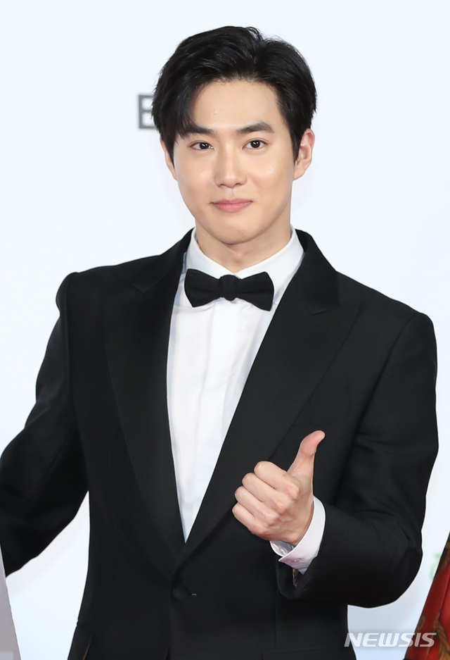 At the press preview of the movie Gift held at the entrance of Seoul Lotte Cinema Counter on the 28th, Shin Ha Kyun, Suho, Kim Seulgi, Yu Soo Bin and Hur Jin-ho attended the event.Suho said: There is no special genre I want to challenge; I will do my best if any work is given; I want to do a work that gives people positive and good influence if I have the opportunity.I want to do a movie that can give people strength with a winding subject. Gift is a delightful youthful comedy that depicts the story of a suspicious man from the past appearing in front of the youths of Manleb gathered to realize a sparkling idea.It is the work of director Hur Jin-ho, a melodrama master who directed Deok Hye-jung, Happy, Spring Day Goes and Christmas in August.With time slip as a material, the story of youths who are overflowing and lacking in balance is pleasantly filled.