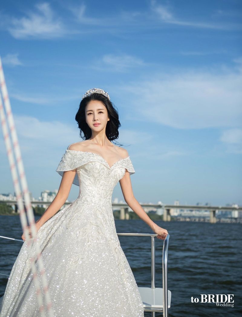 According to the wedding magazine Tubride Wedding on the 28th, Kim Miyeon will marry a businessman who is older in December this year. The ceremony will be held in a private format with family members but participating.Kim Miyeon, who is about to get married, filmed a solo wedding photo with the premium wedding magazine ToBride Wedding (toBRIDE Wedding).Under the concept of perfect elegance, it was held on a yacht on the Han River, and Kim Miyeon wore a dress by designer Kim Mi-sook.Kim Miyeon, who graduated from Seoul National University of Arts, made her debut as a comedian in MBC 13th public bond in 2002 and won the MBC Broadcasting Entertainment Award for the New Artist in the following year and the MBC Broadcasting Entertainment Comedy Sitcom Award in 2004.In the meantime, he has appeared in various broadcasting programs such as Hadangsa, Chef and Food Magazine, Leisure Master, Yellow Revenge Second, Five Sensitive World is Delicious.Kim Miyeons exclusive wedding picture can be found in the November issue of Tubride Wedding.