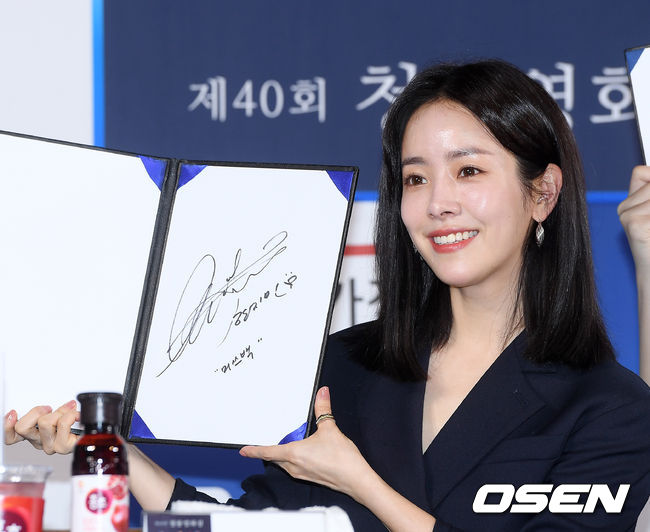 The 40th Blue Dragon Film Hand printing event was held at CGV IFC Mall in Yeouido, Seoul on the afternoon of the 28th.On stage, Han Ji-min poses with a signboard.