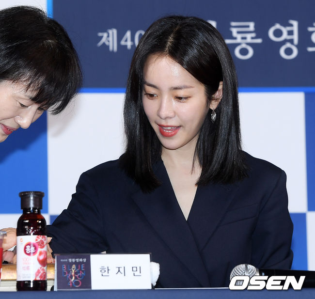 The 40th Blue Dragon Film Hand printing event was held at CGV IFC Mall in Yeouido, Seoul on the afternoon of the 28th.Han Ji-min is Hand printing on stage.