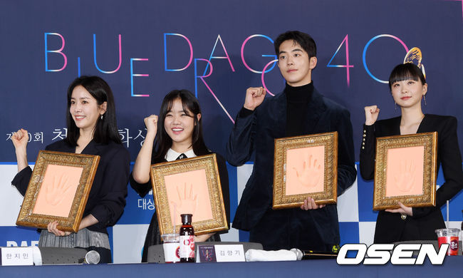 On the afternoon of the 28th, Seoul Yeouido IFC Mall CGV held the 40th Blue Dragon Film Hand printing event.On stage, Han Ji-min, Kim Hyang Gi, Nam Joo-hyuk and Kim Da-mi are participating in the Hand printing event.