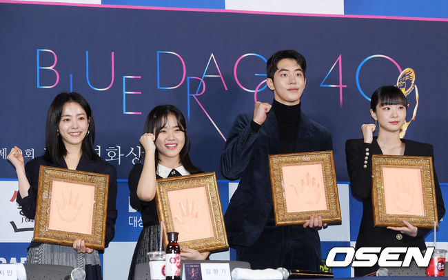 The 40th Blue Dragon Film Hand printing event was held at CGV IFC Mall in Yeouido, Seoul on the afternoon of the 28th.On stage, Han Ji-min, Kim Hyang Gi, Nam Joo-hyuk and Kim Da-mi are participating in the Hand printing event./