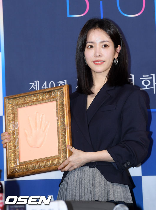 The 40th Blue Dragon Film Hand printing Event was held at CGV IFC Mall in Yeouido, Seoul on the afternoon of the 28th.On stage, Han Ji-min is participating in Hand printing Events.