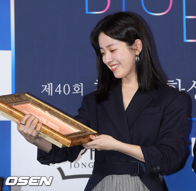 The 40th Blue Dragon Film Hand printing Event was held at CGV IFC Mall in Yeouido, Seoul on the afternoon of the 28th.On stage, Han Ji-min is participating in Hand printing Events.