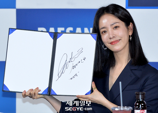 The 40th Blue Dragon Film Award handprinting event was held at CGV Yeouido in Yeongdeungpo-gu, Seoul on the afternoon of the 28th.Kim Hye-soo, who listened to this, showed tears at the MC spot and gave a affectionate gaze to Han Ji-min.Meanwhile, the 40th Blue Dragon Film Awards will be held on November 21st at Paradise City in Yeongjong-do, Incheon and will be broadcast live on SBS.As it is a meaningful year for the 100th anniversary of Korean film and the 40th Blue Dragon Film Award, we will organize a richer and more exciting event to commemorate it.