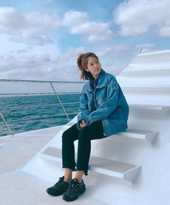 Actor Park Shin-hye showed off her Goddess Beautiful looks on the Sea.Park Shin-hye posted a picture on his 27th day with an article entitled Come to me in the Sea on his instagram.In the photo, Park Shin-hye is staring somewhere in a blue jacket. Especially, Park Shin-hyes Beautiful looks was outstanding.The netizens who encountered this came up with various responses such as Lovely, Beautiful and Pretty.On the other hand, Park Shin-hye will appear in the movie Call, which is scheduled to open in 2020, as Seo Yeon.