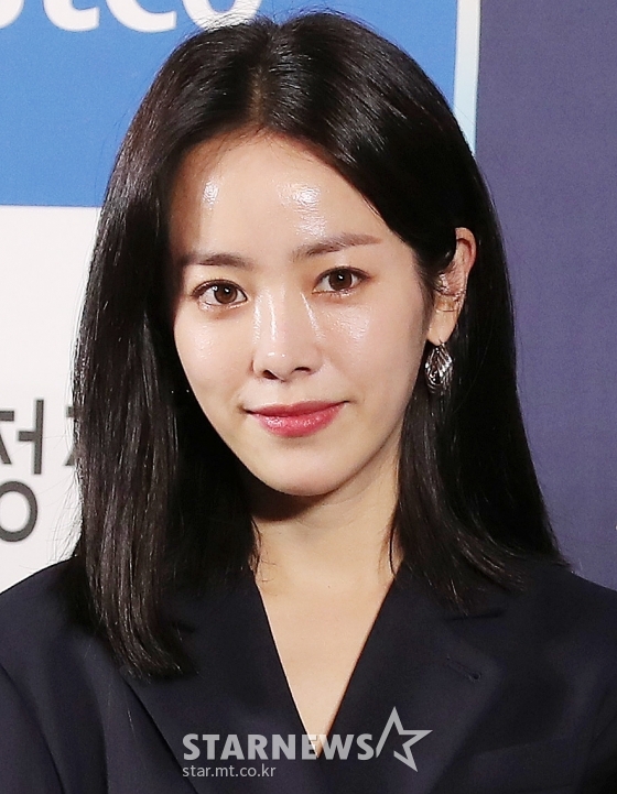 On the afternoon of the 28th, CGVYeuido, Yeongdeungpo-gu, Seoul, held the 40th Blue Dragon Film Hand printing event.Actor Han Ji-min, Kim Hyang Gi, Nam Joo-hyuk and Kim Da-mi attended the ceremony.Han Ji-min, Kim Hyang Gi, Nam Joo-hyuk and Kim Da-mi are the 39th Blue Dragon Film Award winners last year.Han Ji-min held the best actress award in his arms for Mitsubak (director Lee Ji-won).Kim Hyang Gi was honored with the With God series (director Kim Yong-hwa) winning the youngest ever Blue Dragon Film Award for Best Supporting Actress.Nam Joo-hyuk of Anshisung (director Kim Kwang-sik) won the Rookie of the Year award by Kim Da-mi of Witch (director Park Hoon-jung).It was a dreamy journey to win (the best actress) nomination for a film called Mitsubac, Han Ji-min said.It is a meaningful time to be able to be together in a place where I can recall that glorious moment.It is an honor to leave my hand as a record so that I can recall and remember over time. Meanwhile, the 40th Blue Dragon Film Awards will be held on November 21st.
