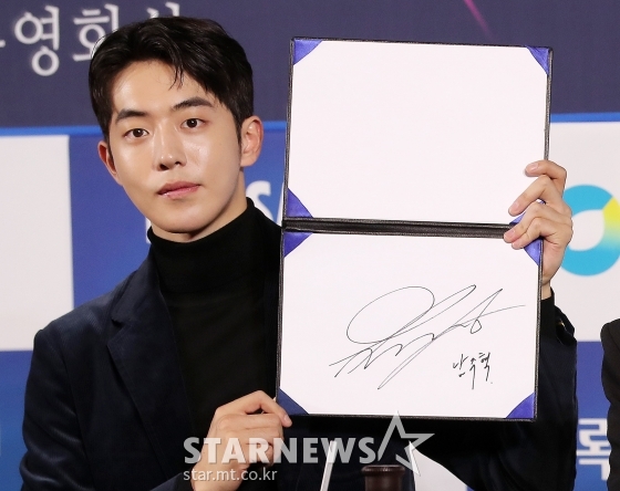 On the afternoon of the 28th, CGVYeuido, Yeongdeungpo-gu, Seoul, held the 40th Blue Dragon Film Hand printing event.Actor Han Ji-min, Kim Hyang Gi, Nam Joo-hyuk and Kim Da-mi attended the ceremony.Han Ji-min, Kim Hyang Gi, Nam Joo-hyuk and Kim Da-mi are the 39th Blue Dragon Film Award winners last year.Han Ji-min held the best actress award in his arms for Mitsubak (director Lee Ji-won).Kim Hyang Gi was honored with the With God series (director Kim Yong-hwa) winning the youngest ever Blue Dragon Film Award for Best Supporting Actress.Nam Joo-hyuk of Anshisung (director Kim Kwang-sik) won the Rookie of the Year award by Kim Da-mi of Witch (director Park Hoon-jung).I never imagined time would flow so fast, said Nam Joo-hyuk.It was a glorious moment last year so much that I thought that a year was going to flow very quickly. Im glad to be able to come to such a glorious place again today, smiled Nam Joo-hyuk.Meanwhile, the 40th Blue Dragon Film Awards will be held on November 21st.