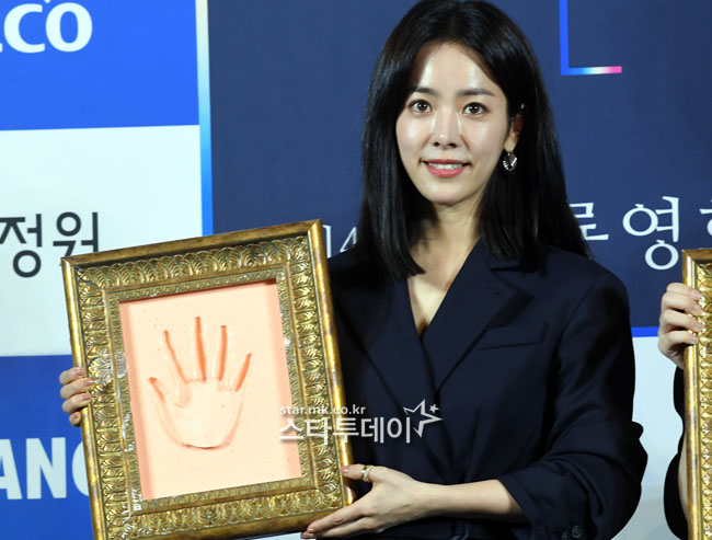 Actor Han Ji-min recalled the moment of the 38th Blue Dragon Film Awards Best Actress Award Awards held last year.Han Ji-min, Kim Hyang-gi, Nam Ju-hyuk and Kim Dae-mi attended the event, which won the 39th Blue Dragon Film Award at CGV Yeouido at 2 pm on the 28th.Han Ji-min, who won the Best Actress Award for the movie Mitsubac last year, said at the event, It was all a dream until I got to the nomination and the awards. It is an honor to record my hands so that I can recall and remember that time.The tremor of the day is Memory, but I do not know where I looked at it.After the awards ceremony, Kim Hye-soo went to the waiting room to greet him and congratulated him almost as if he were a fever. The event was designed to have four Actors to leave a historical record as the past awards and to look back on the trajectory of the past year.The four Actor, who hosted Hand printing on the scene, recalled the moment of the Awards, holding up their hands and posing for each.Meanwhile, the 40th Blue Dragon Film Awards will be held on November 21 at Paradise City in Yeongjong-do, Incheon and will be broadcast live on SBS.As it is a meaningful year for the 100th anniversary of Korean film and the 40th Blue Dragon Film Award, we will organize a richer and more exciting event to commemorate it.