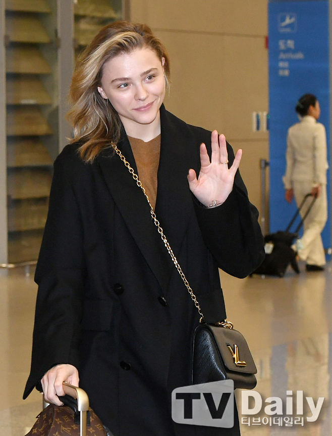Hollywood actor Chloe Moretz is performing Entrance through ICN airport on the afternoon of the 28th.Chloe Moretz Entrance