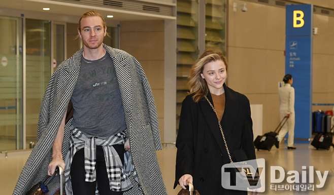 Hollywood actor Trevor Edu Links Moretz Chloe Moretz is performing Entrance through Incheon International Airport on the afternoon of the 28th.Chloe Moretz Entrance