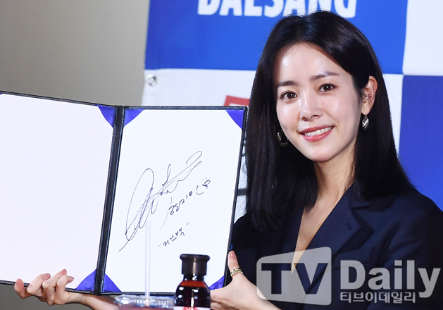 Actor Han Ji-min attended the 40th Blue Dragon Film Award Hand printing event held at CGV in Yeouido, Seoul on the afternoon of the 28th.hand printing event for blue dragon film