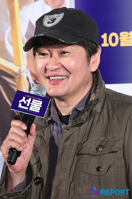 Director Hur Jin-ho attends the special premiere of the movie Gift at the entrance of Lotte Cinema Counter in Jayang-dong, Seoul Gwangjin District on the morning of the 28th.Gift, directed by Hur Jin-ho and starring Shin Ha-gyun, EXOs Kim Jun-myeon (guard), Kim Seul-gi and Yoo Soo-bin, is a delightful youthful comedy that depicts the story of a suspicious man from the past in front of the young people who gathered to realize sparkling ideas.