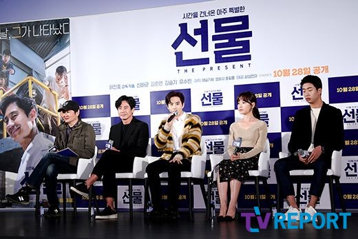Hur Jin-ho, Actor Shin Ha-kyun, Suho, Actor Kim Seul-gi and Yoo Soo-bin of the group EXO attended the special premiere of the movie Gift at the entrance of Lotte Cinema Counter in Jayang-dong, Gwangjin-gu, Seoul on the 28th.Gift, directed by Hur Jin-ho and starring Shin Ha-kyun, Suho (guard), Kim Seul-gi, and Yoo Soo-bin of EXO, is a delightful balm comedy that depicts the story of a man from the past appearing in front of the young people of Paggy Manleb gathered to realize sparkling ideas. It is released on various platforms such as IPTV and digital cable broadcasting.