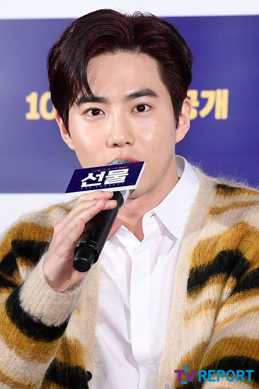 Suho of the group EXO attends the special premiere of the movie Gift held at the entrance of Lotte Cinema Counter in Jayang-dong, Gwangjin-gu, Seoul on the 28th.Gift directed by Huh Jin-ho and starring Shin Ha-kyun, Suho of EXO, Kim Seul-gi and Yoo Soo-bin is a delightful balal comedy about the story of a suspicious man from the past appearing in front of the young people of Paggy Manleb who gathered to realize sparkling ideas. It is disclosed.
