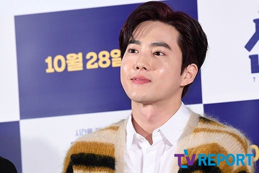 Suho of the group EXO is making a Smile at the special premiere of the movie Gift held at the entrance of Lotte Cinema Counter in Jayang-dong, Gwangjin-gu, Seoul on the 28th.Gift, directed by Huh Jin-ho and starring Shin Ha-gyun, Suho of EXO, Kim Seul-gi and Yoo Soo-bin, is a delightful youthful comedy that depicts the story of a suspicious man from the past in front of the young people of Paggy Manleb who gathered to realize sparkling ideas.