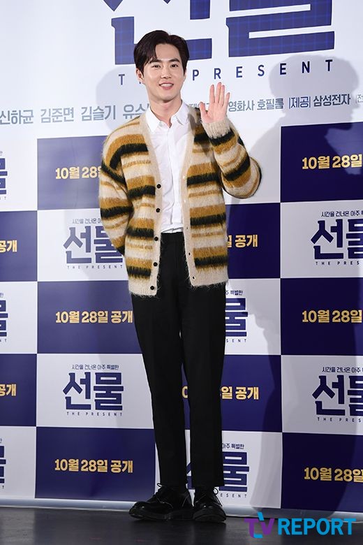 Suho of the group EXO attended the special premiere of the movie Gift at the entrance of Lotte Cinema Counter in Jayang-dong, Gwangjin-gu, Seoul on the 28th.Gift, directed by Huh Jin-ho and starring Shin Ha-gyun, Suho of EXO, Kim Seul-gi and Yoo Soo-bin, is a delightful youthful comedy that depicts the story of a suspicious man from the past in front of the young people of Paggy Manleb who gathered to realize sparkling ideas.