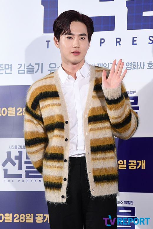 Suho of the group EXO attended the special premiere of the movie Gift held at the entrance of Lotte Cinema Counter in Jayang-dong, Gwangjin-gu, Seoul on the 28th.Gift, directed by Huh Jin-ho and starring Shin Ha-gyun, Suho of EXO, Kim Seul-gi and Yoo Soo-bin, is a delightful youthful comedy that depicts the story of a suspicious man from the past in front of the young people of Paggy Manleb who gathered to realize sparkling ideas.