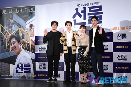 Actor Shin Ha-kyun, Suho of the group EXO, Actor Kim Seul-gi and Yoo Soo-bin attended the special premiere of the movie Gift held at the entrance of Lotte Cinema Counter in Jayang-dong, Gwangjin-gu, Seoul on the 28th.Gift, directed by Huh Jin-ho and starring Shin Ha-kyun, Suho (guard), Kim Seul-gi, and Yoo Soo-bin of EXO, is a delightful youthful comedy that depicts the story of a man from the past appearing in front of the young people gathered to realize sparkling ideas. It is released on various platforms such as digital cable broadcasting.