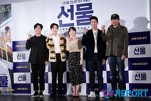 Actor Shin Ha-kyun, Suho of the group EXO, actor Kim Seul-gi, Yoo Soo-bin and Hur Jin-ho attended the special premiere of the movie Gift at the entrance of Lotte Cinema Counter in Jayang-dong, Gwangjin-gu, Seoul on the 28th.Gift, directed by Hur Jin-ho and starring Shin Ha-kyun, Suho (guard), Kim Seul-gi, and Yoo Soo-bin of EXO, is a delightful and youthful comedy about the story of a suspicious man from the past appearing in front of the young people gathered to realize sparkling ideas. It is released on various platforms such as digital cable broadcasting.