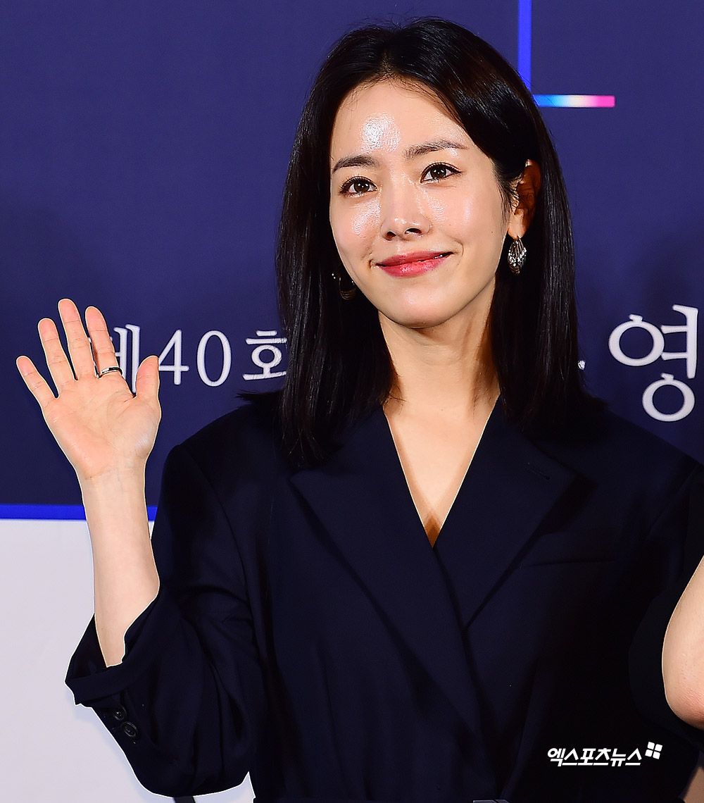 Han Ji-min, who attended the 40th Blue Dragon Film Hand Printing event held in CGV Yeouido, Seoul Youngdeungpo District on the afternoon of the 28th, has photo time.