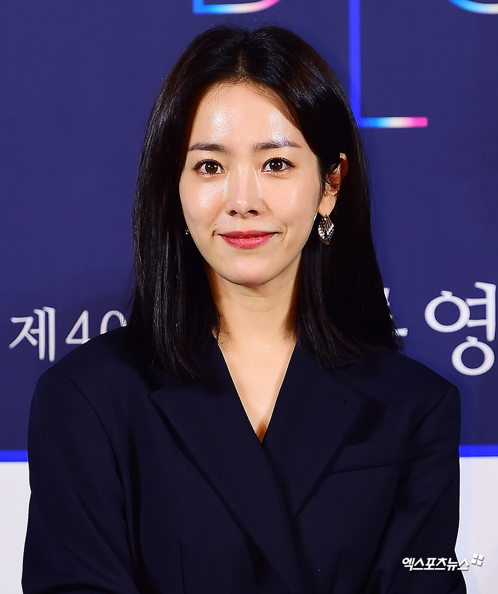 Han Ji-min, who attended the 40th Blue Dragon Film Hand Printing event held in CGV Yeouido, Seoul Youngdeungpo District on the afternoon of the 28th, has photo time.