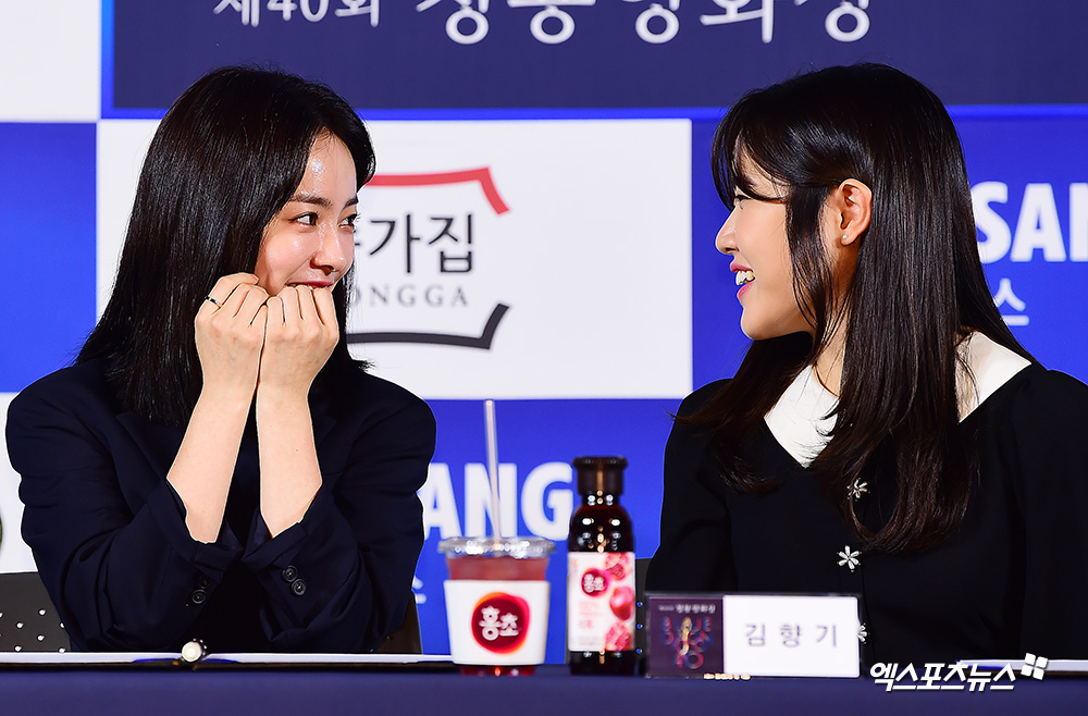 Han Ji-min and Kim Hyang Gi, who attended the 40th Blue Dragon Film Handprinting event held in CGV Yeouido, Seoul Youngdeungpo District on the afternoon of the 28th, are sharing a talk.