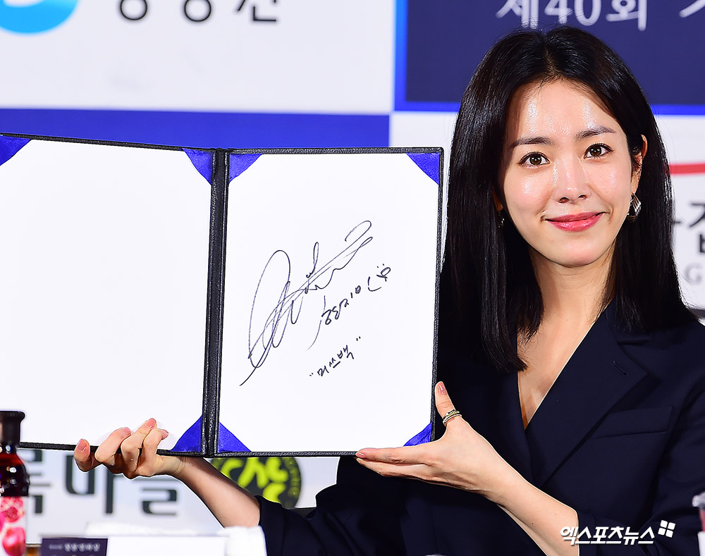 Han Ji-min, who attended the 40th Blue Dragon Film Handprinting event held in CGV Yeouido, Seoul Youngdeungpo District on the afternoon of the 28th, has photo time.