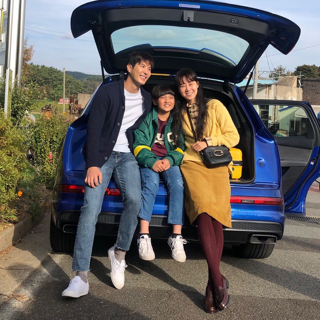Kim Ji-seok has unveiled the shooting scene of around the time of camellia flower.Actor Kim Ji-Seok wrote on his Instagram account on Friday, While we could have been Family. How good were laughing. Throwing rice cakes and going!(Youre watching it or not) and posted a picture.The photo shows Actor Kim Ji-seok, Gong Hyo-jin, and actor Kim Kang-hoon, who are sitting on the back of the car and posing affectionately.A warm chemistry like a family really caught the attention of netizens.When the photo was released, netizens responded in various ways such as Yongsik hates this appearance, This Family is in favor and It is cool.On the other hand, Kim Ji-seok is appearing on KBS 2TV drama Celborian Flowers.Photo: Kim Ji-Seok Instagram
