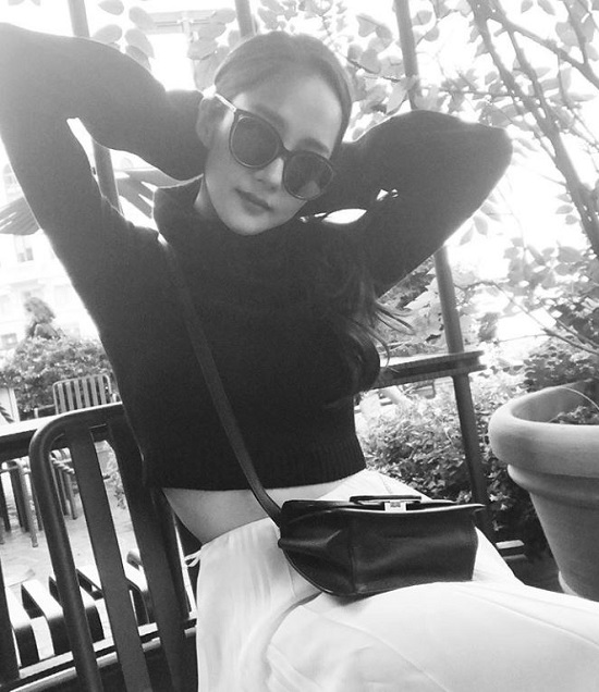 Actor Park Min-young showed off his chic charm.Park Min-young posted a picture on his instagram on the 28th.The photo shows Park Min-young posing on an outdoor terrace, especially the waist, which is slightly exposed by crop knit, catches the eye.On the other hand, Park Min-young will appear on JTBC I will go if the weather is good scheduled to be broadcast in 2020.Photo: Park Min-young Instagram