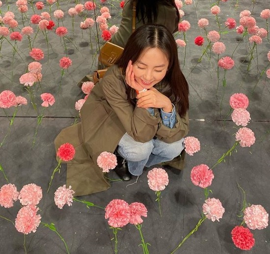 Actor Sohee boasted of her beauty of flowers.Sohee posted a picture on her Instagram page on Friday.The photo shows Sohee sitting in a flower garden, especially building a more beautiful Smile than flowers, which catches the eye.Meanwhile, Sohee appeared on JTBC Uracha Waikiki 2 last May.Photo: Sohee Instagram