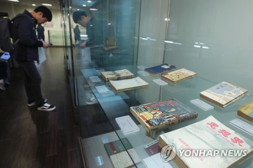 '책을 펴내다, 우리 근현대 출판사 100년' (서울=연합뉴스) 진연수 기자 = 28일 서울 종로구 삼성출판박물관에서 열린 기획전 '책을 펴내다-우리 근현대 출판사 100년'을 찾은 관람객이 전시를 살펴보고 있다. 2019.10.28 jin90@yna.co.kr