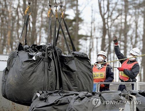 후쿠시마 원전사고로 오염된 흙 일본 후쿠시마현에 임시로 보관된 방사성 물질 오염토. 원전사고에 따른 오염물 제거 작업으로 수거된 흙 등이 담겨 있다. [교도=연합뉴스 자료사진]