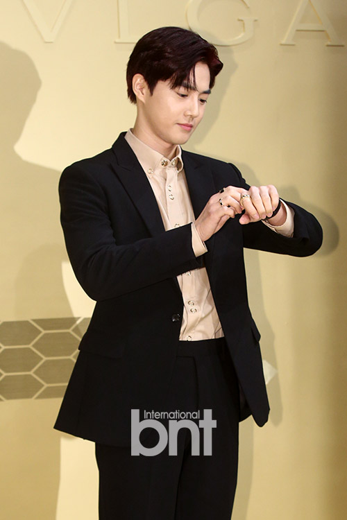 Group EXO Suho poses at the photo wall event commemorating the launch of the Bulgari Serpenti Sedutori at the Seoul Wave in Jamwon-dong, Seoul, on the afternoon of the 29th.news report