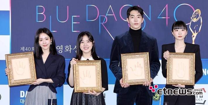  />The 39th Blue Dragon Film Awards 2018 awards winners Actor Han Ji-min, Kim Hyang Gi, Nam Joo-hyuk and Kim Da-mi attended the 40th Blue Dragon Film Award Hand Printing Event at CGV Yeouido, Yeouido-dong, Seoul, on the afternoon of the 28th.On this day, four honorable awards gathered at the Hand printing event to leave a historical record as the past awards and have a meaningful time to look back on the trajectory of the past year.With the introduction of MC Park Kyung-rim, four actors who attended the 40th Blue Dragon Film Award Hand printing event entered and greeted each other. />First, Han Ji-min, who won the A Year Ago in Winter Blue Dragon Film Award for Best Actress in Mitsubac, was a dream journey until he was nominated and awarded as Mitsubac.It is a great honor to be able to attend a place to recall the glory, and to leave it as a record through hand printing. Kim Hyang Gi, who won the Blue Dragon Film Award for Best Supporting Actress for Sin and Punishment with God, said, I am honored and happy to participate in the Hand printing event at the time of the first year of the awards. />Nam Joo-hyuk and Kim Da-mi, who won the New Boys Idol and New Boys Idol Awards respectively, attended the Hand printing event.Nam Joo-hyuk said, A year passed quickly.It was a glorious moment for A Year Ago in Winter and I am glad to be able to come to this glorious place again today. Im so happy to be able to be in a glorious spot, Kim Da-mi said, the moment I attended the Blue Dragon Film Awards at A Year Ago in Winter remains in MemoryHan Ji-min said, A Year Ago in Winter Blue Dragon Film Awards were so dreamy and trembling.The most brilliant and beautiful moment in life is called Hwa Young Yeonhwa, and he said a lot about it.(The Blue Dragon Film Awards) will be remembered as the most brilliant and beautiful moment when I think of the past time. I would like to thank Lee Hee-joon, who forgot about the A Year Ago in Winter Awards, for this position. />Kim Hyang Gi, who became an adult this year, said, (After becoming an adult), big changes are not ITZY. As an adult, the scope of Acting has become wider.I feel a new passion while taking classes with my friends who have the same dream at university, he said, adding, I think the Blue Dragon Film Awards are steady.I think so because the Blue Dragon Film Awards continue to be with the filmmakers, I also want to be active and together.When asked if Hand printing was the first, Nam Joo-hyuk replied, Its the first time since art class in school, and its really cool.I was so happy that my mother was really happy that something I could not imagine was realized, he said when asked about the change after the Blue Dragon Film Award Award for New Artist.(The Blue Dragon Film Award) gave me a dreamy moment that I could not imagine, he said, giving great significance to the Blue Dragon Film Awards. />Kim Da-mi said, My parents first congratulated me (the Blue Dragon Film Award for New Artists).My parents left the prize on the shelf, and every time I see the prize, all the moments I have together, such as Feelings when I first started witch, Feelings when I was awarded.It is an unforgettable award in my life. On the other hand, the 40th Blue Dragon Film Awards will be held at Paradise City, Yeongjong-do, Incheon on the evening of November 21, with the progress of Actor Kim Hye-soo, who has been in charge of MC for the Blue Dragon Film Awards for the past 25 years.