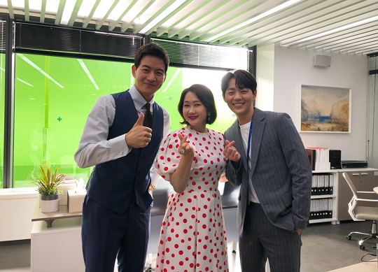 Open-door...Eye-catching in a cheerful atmosphereShip Line, who appeared in SBS Mon-Tue drama VIP on the 28th, was featured in Celebratory photo with Lee Sang-yoon and Shin Jae-haHe made a warm-hearted announcement.VIP is a secret Private Office Mellow drama by VIP team members who manage the top 1% VIP customers in department stores.Park Sung-joon, who is in charge of Lee Sang-yoon, is a team leader of VIP team and is praised as an icon of longing in the company. Ma Sang-woo, who is in charge of Shin Jae-ha, is a new employee full of charm.Ship Line appeared as a suddenly rich thunderstormer Gilja, and opened a dramatic door with a short but special presence.The three in the public steels draw Eye-catching with a friendly pose with a bright smile, adding to the joy by posing with a hand heart and thumb with different charms.On the other hand, SBS Mon-Tue drama VIP is broadcast every Monday and Tuesday at 10:00 pm.