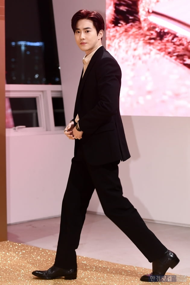 Group EXO Suho is taking steps to attend the launch ceremony of the new iconic watch Serpenti Sedutori in the Italian luxury brand Bulgari at the Seoul Jamwon Seoul wave on the afternoon of the 29th.