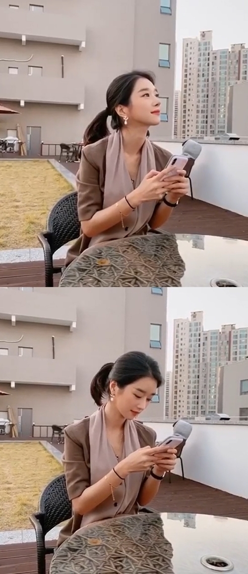 Actor Seo Ye-ji showed off her glowing beautiful looksOn the 29th, Seo Ye-ji posted a short video on his Instagram account.The video shows Seo Ye-ji sitting in a chair, shaking his shoulders as if he were excited.In addition, Seo Ye-ji is 5-5 with a light hairstyle with a charm.Seo Ye-ji appeared in the movie Quantum Physics released this year.