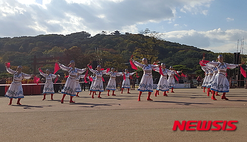 2015년 중국 광장무(廣場舞) 협회 방한단 240명이 경기 수원을 방문해 29일 수원화성 행궁광장에서 광장무를 선보이고 있다. /사진=뉴시스