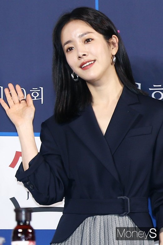 Han Ji-min attended the 40th Blue Dragon Film Handprinting Event held at CGV Yeouido, Yeongdeungpo-gu, Seoul on the 28th with his colleagues, Actor Kim Hyang Gi, Nam Joo-hyuk and Kim Da-mi.All four Actors are the 39th Blue Dragon Film Awards awards held last year.Han Ji-min won the Best Actor Award for Mitsubac and Kim Hyang Gi won the Best Supporting Actress Award for the youngest Blue Dragon Film Award for the series With God.Nam Joo-hyuk also took the new actor and actress as Anshi Castle and Kim Da-mi as Witch respectively.At the event, Han Ji-min said, It was a dream journey to win the Best Actress Award and to win the awards. It is a meaningful time to be able to take the glorious moment together.It is an honor to leave my hand as a record so that I can recall and remember over time. 